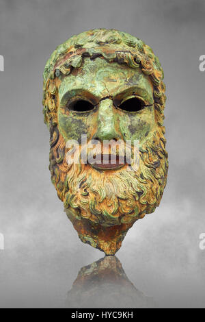 Die Bronzestatuen von Riace griechischen Bronzestatue Kopf gegossen ca. 460 v. Chr.. Museo Nazionale della Magna Grecia, Reggio Calabria, Italien. Stockfoto