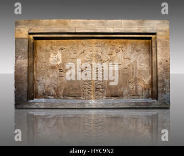Assyrischen Relief Skulptur Panel von König Ashurnasirpal II in Ritual Gewänder gekleidet, er ist zweimal auf beiden Seiten des zentralen heiliger Baum der dargestellt Stockfoto