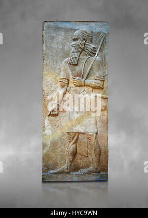 Stein Relief geschnitzte Panel des Soldaten. Zimmer 8. Inv AO 19877 aus Dur Sharrukin Palast der assyrische König Sargon II in Khorsabad, 713-706 v. Chr..  Lou Stockfoto