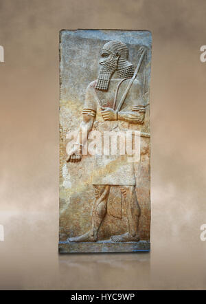 Stein Relief geschnitzte Panel des Soldaten. Zimmer 8. Inv AO 19877 aus Dur Sharrukin Palast der assyrische König Sargon II in Khorsabad, 713-706 v. Chr..  Lou Stockfoto