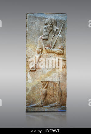 Stein Relief geschnitzte Panel des Soldaten. Zimmer 8. Inv AO 19877 aus Dur Sharrukin Palast der assyrische König Sargon II in Khorsabad, 713-706 v. Chr..  Lou Stockfoto