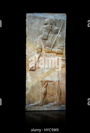 Stein Relief geschnitzte Panel des Soldaten. Zimmer 8. Inv AO 19877 aus Dur Sharrukin Palast der assyrische König Sargon II in Khorsabad, 713-706 v. Chr..  Lou Stockfoto