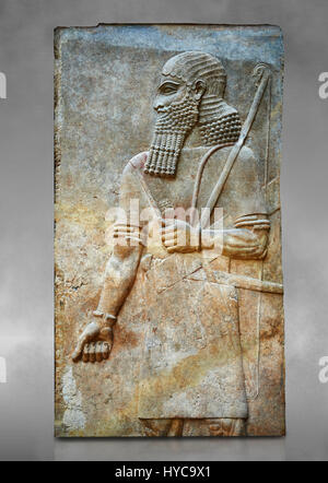 Stein Relief geschnitzte Panel des Soldaten. Zimmer 8. Inv AO 19877 aus Dur Sharrukin Palast der assyrische König Sargon II in Khorsabad, 713-706 v. Chr..  Lou Stockfoto