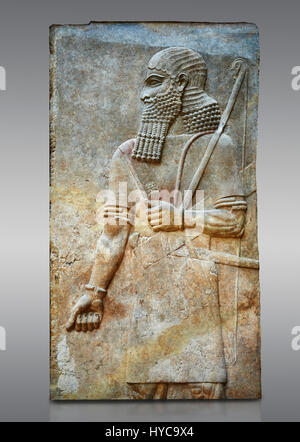 Stein Relief geschnitzte Panel des Soldaten. Zimmer 8. Inv AO 19877 aus Dur Sharrukin Palast der assyrische König Sargon II in Khorsabad, 713-706 v. Chr..  Lou Stockfoto