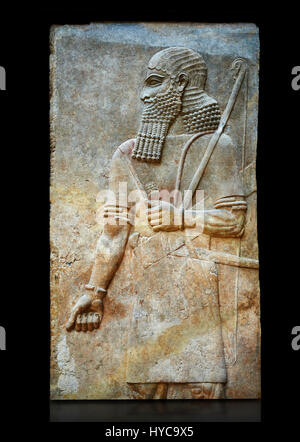 Stein Relief geschnitzte Panel des Soldaten. Zimmer 8. Inv AO 19877 aus Dur Sharrukin Palast der assyrische König Sargon II in Khorsabad, 713-706 v. Chr..  Lou Stockfoto