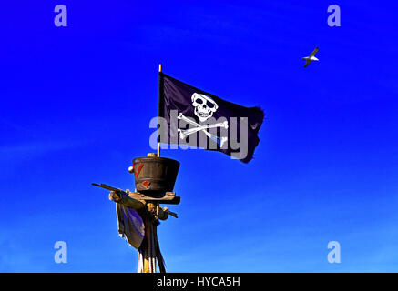 Pirat Jolly Roger Flagge und Crows nest Stockfoto