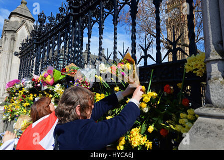 Floral Tribute an die Zäune an den Houses of Parliament, London, zu Ehren des PC Keith Palmer und andere durch die terroristische Aktion getötet Stockfoto