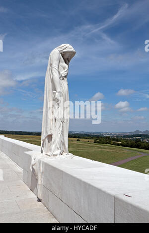 Rückansicht der "Mutter Kanada" Statue, kanadische Welt ein Kriegerdenkmal, Vimy Ridge National Historic Site of Canada, Frankreich. Stockfoto