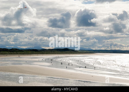 Menschen in Enniscrone, County Sligo, Irland, Bestandteil der wilden Atlantik Art, an einem hellen Sommertag am Strand entspannen. Stockfoto