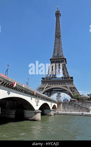 Den Eiffelturm gesehen von einem Touristenboot auf der Seine, Paris, Frankreich. Stockfoto