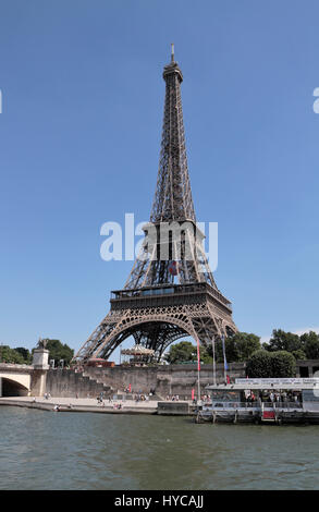 Den Eiffelturm gesehen von einem Touristenboot auf der Seine, Paris, Frankreich. Stockfoto