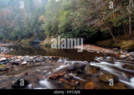 Dieses Bild wurde entlang der Little River Gorge Road in der Great Smoky Mountain National Park. Der kleine Fluss ist ca. 60 km lang und landschaftlich sehr reizvoll. Es beginnt in der Great Smoky Nationalpark und schließlich mündet in die Tennessee River am Fort Loudon See. Stockfoto