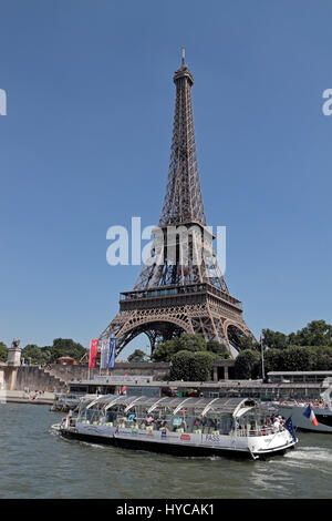 Den Eiffelturm gesehen von einem Touristenboot auf der Seine, Paris, Frankreich. Stockfoto