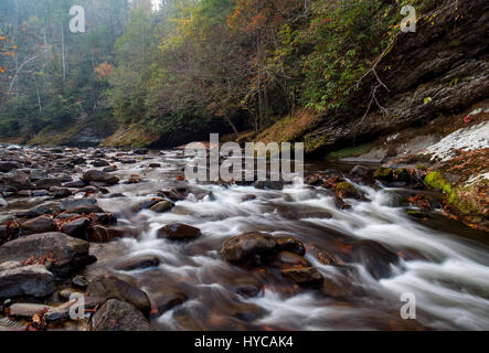 Dieses Bild wurde entlang der Little River Gorge Road in der Great Smoky Mountain National Park. Der kleine Fluss ist ca. 60 km lang und landschaftlich sehr reizvoll. Es beginnt in der Great Smoky Nationalpark und schließlich mündet in die Tennessee River am Fort Loudon See. Stockfoto