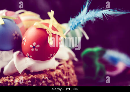 ein Mona de Pascua, einen Kuchen gegessen in Spanien am Ostermontag, garniert mit verschiedenen dekorierten Eiern und Federn in verschiedenen Farben, mit einem Retro-Filter e Stockfoto