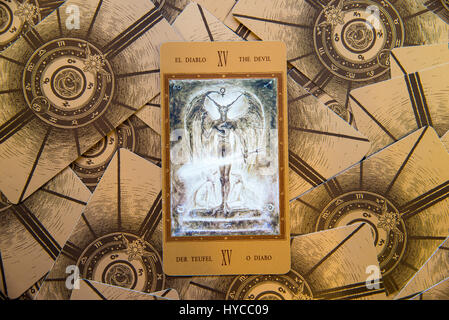 Moskau, Russland - 29. Januar 2017: Tarot-Karte The Devil. Latschenkiefer-Tarot-Deck. Esoterische Hintergrund Stockfoto