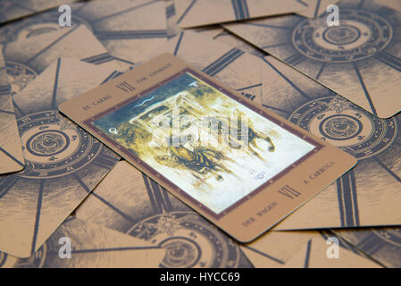 Moskau, Russland - 29. Januar 2017: Tarot-Karte The Chariot. Latschenkiefer-Tarot-Deck. Esoterische Hintergrund Stockfoto
