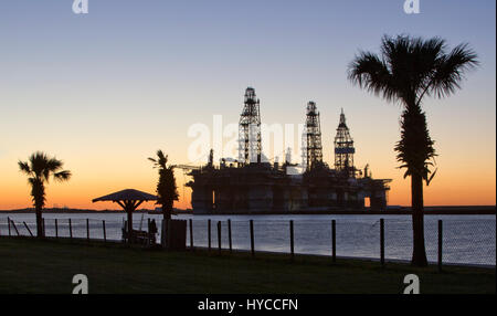 Tiefes Wasser Bohrgeräte vorübergehend im Speicher, Sonnenuntergang, Harbour Island, Canyon, Texas Gulf Coast, Port Aransas. Stockfoto