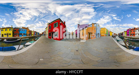 Ein 360 Grad (sphärisch) Blick auf die Insel Burano.  Dieses sphärische Bilder sind in sehr hoher Auflösung, mit DSLR-Kameras realisiert. Stockfoto