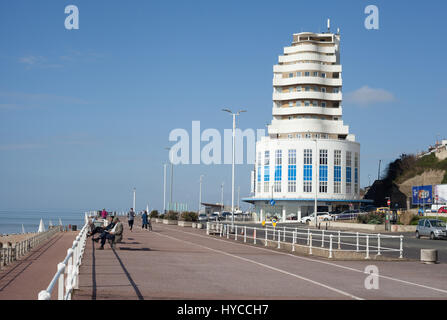 St Leonards-on-Sea Strand mit seinem Art Deco Apartment Block das Marine Court von K. Dalgleish und Roger Pullen wurde 1936 in Hastings, East Sussex, UK gebaut Stockfoto