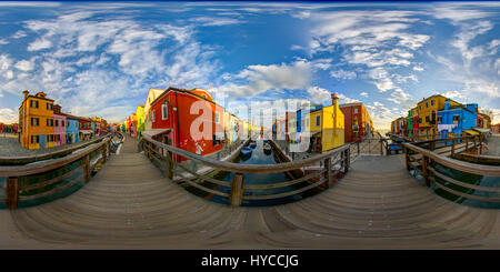 Ein 360 Grad (sphärisch) Blick auf die Insel Burano.  Dieses sphärische Bilder sind in sehr hoher Auflösung, mit DSLR-Kameras realisiert. Stockfoto