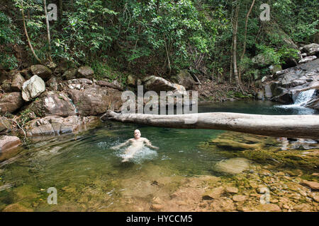 Entspannen in einem natürlichen Pool Loch, Ko Tarutao Insel, Thailand Stockfoto