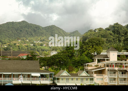 Waterfront Hotels und bergige Landschaft im Hintergrund in Rosseau Dominica Stockfoto