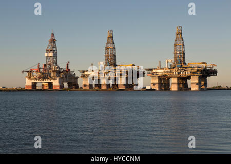 Tiefenwasser Drill Rigs vorübergehend in Speicher, Uhr Licht, Harbor Island, Canyon Port, Port Aransas. Stockfoto