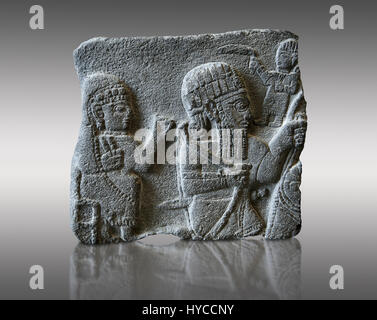 Fragment einer Stele Darstellung einer sitzenden Frau und ein Reiter auf einem Pferd. Neo Syro Hittite, Basalt 8. Jh.V.Chr. Pergamon-Museum, Berlin Inv keine VA15208 Stockfoto