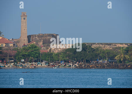 Sri Lanka, antiken Hafen von Galle, aka Gimhathiththa. Die Galle Uhrturm aka Anthonisz Memorial Clock Tower, ca. 1883, Galle Fort entfernt. Stockfoto