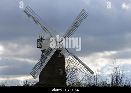 Wilton Windmühle Pewsey Vale, Wiltshire, UK. Grauen Himmel als Hintergrund. Von vorne gesehen. Stockfoto