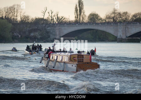 Chase-Boote folgen den Rennteams in Richtung Finish The Cancer Research UK Boat Race 2017 in Mortlake, 2. April 2017, London, UK Stockfoto