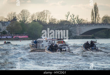 Chase-Boote folgen den Rennteams in Richtung Finish The Cancer Research UK Boat Race 2017 in Mortlake, 2. April 2017, London, UK Stockfoto