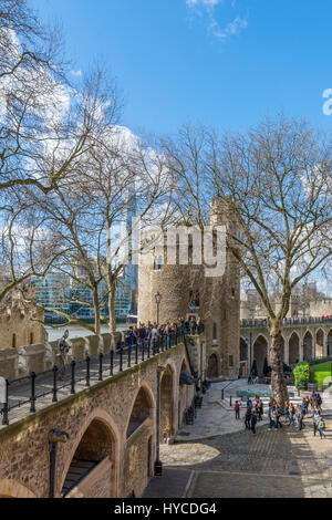 Tower of London. Mauern um den Tower of London mit The Shard in Southwark in der Ferne, London, England, UK Stockfoto