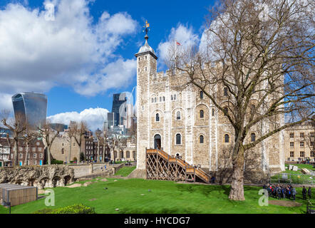 Tower of London. Der weiße Turm mit Walkie Talkie (20 Fenchurch Street) hinter Gebäude, Tower of London, London, England, UK Stockfoto