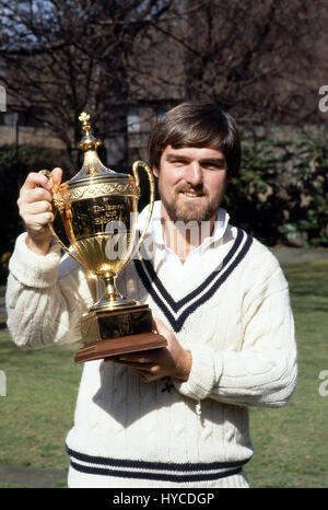 Mike Gatting der Middlesex-Kapitän mit dem Benson und Hedges Cup Middlesex Beat Essex von 4 in der endgültige Name läuft: Datum: Veranstaltung: Ort: Stockfoto