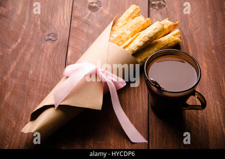 röhrenförmige Wafer. Waffeln auf Holzbrettern. ein Bouquet von Waffeln Stockfoto