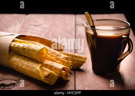 röhrenförmige Wafer. Waffeln auf Holzbrettern. ein Bouquet von Waffeln Stockfoto