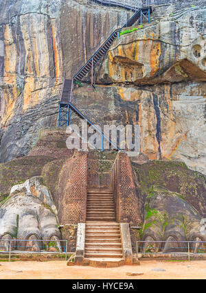 Der Löwe Tor an die Spitze der Festung Sigiriya entlang den steilen Hang des Felsens, Sri Lanka. Stockfoto