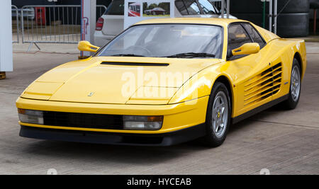 Dreiviertelansicht von einem gelben Ferrari Testarossa auf dem Display an der Silverstone Classic Media Day Stockfoto