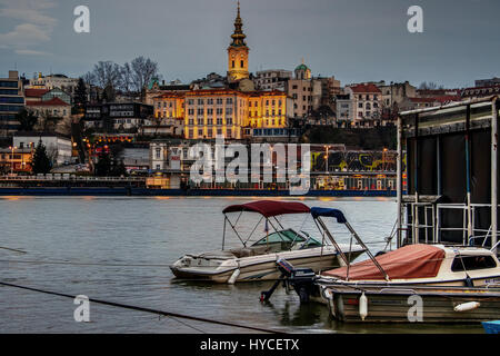 Belgrad, Serbien - Speed-Boote vertäut am Ufer des Flusses Sava gegenüber Innenstadt Stockfoto