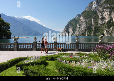 RIVA DEL GARDA, Italien - 2. August 2016: Promenade in Riva del Garda am Gardasee in Italien Stockfoto