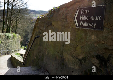 Schild mit Weg, um die Torrs Jahrtausend Laufsteg in New Mills, High Peak, Derbyshire Stockfoto