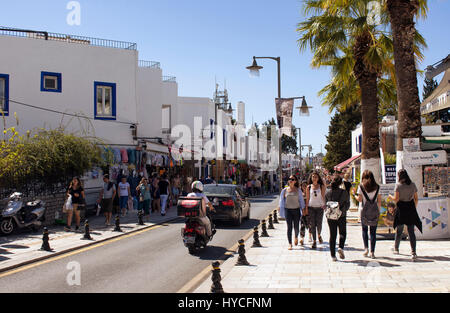 Touristen und einheimische Fuß auf der Haupteinkaufsstraße in Bodrum Stadt. Es ist ein sonniger Tag im Sommer. Stockfoto