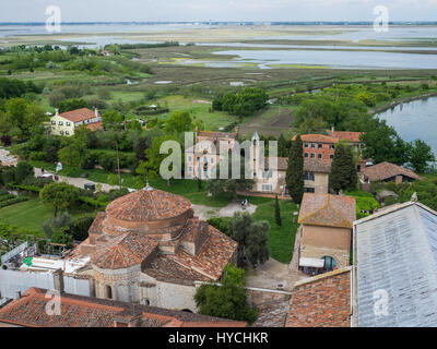 Nordwestlich der Chiesa di Santa Fosca, Torcello und der venezianischen Lagune in Richtung Flughafen Makro Polo, Venedig, Italien anzeigen Stockfoto