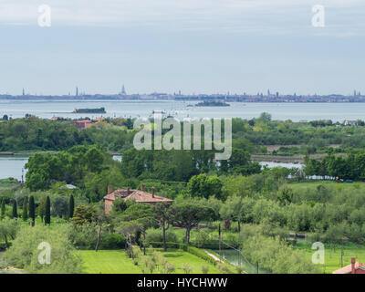 Blick nach Südwesten vom Glockenturm (Campanile) von der Basilica di Santa Maria Assunta auf Torcello Insel in der Lagune von Venedig, Venedig, Italien Stockfoto