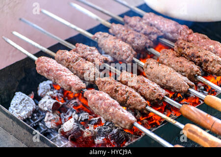 Arabische lecker Kofta-Sticks auf warme Kohle Grill Stockfoto