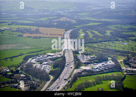 Eine Luftaufnahme der Autobahn M62 und Hartshead Moor Dienstleistungen, West Yorkshire, Nordengland Stockfoto
