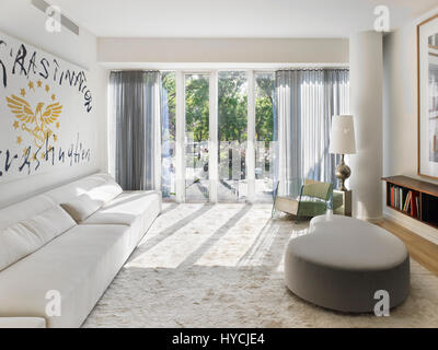 Wohnzimmer in einer Musterwohnung. Ein Jackson Square, New York, Vereinigte Staaten von Amerika. Architekt: Kohn Pedersen Fox Associates (KPF), 2010. Stockfoto