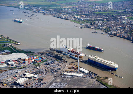 Luftaufnahme der Schifffahrt auf der Themse bei Tilbury, South East England, UK Stockfoto